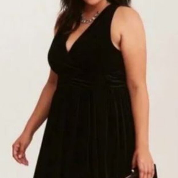 NWT SIZE 6 TORRID BLACK VELVET SURPLICE SLEEVEELSS HALTER DRESS 6X PLUS 30 - Picture 1 of 13